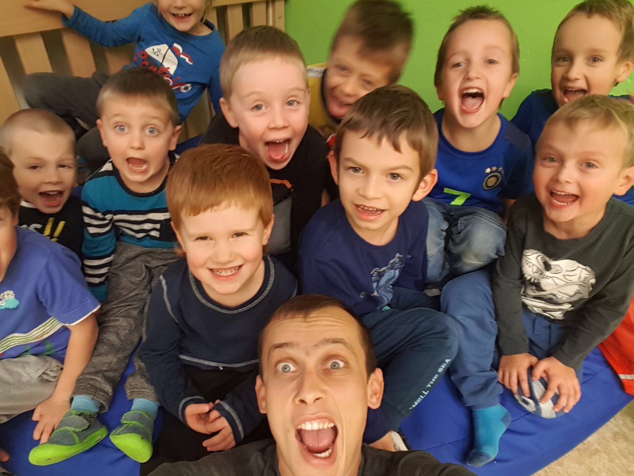 „Miki, jak jsi cvičil dneska? Miki: „kluci zlobili“. Mamka: „a řekl jsi jim, ať strejdu nezlobí?“Miki: „Já zlobil taky“. Hezký víkend všem 