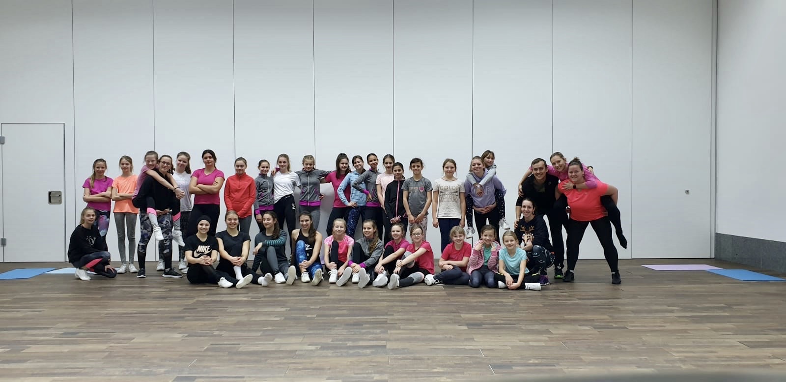 … a všichni dohromady udělají moc! 3 sály, 4 trenéři, 3 fázové tréninky, skvělé jídlo, telka na pokoji a wellness. Ano, holky nekecaly, trenéři byli unavení 😀 😀 Ani jeden z nás […]